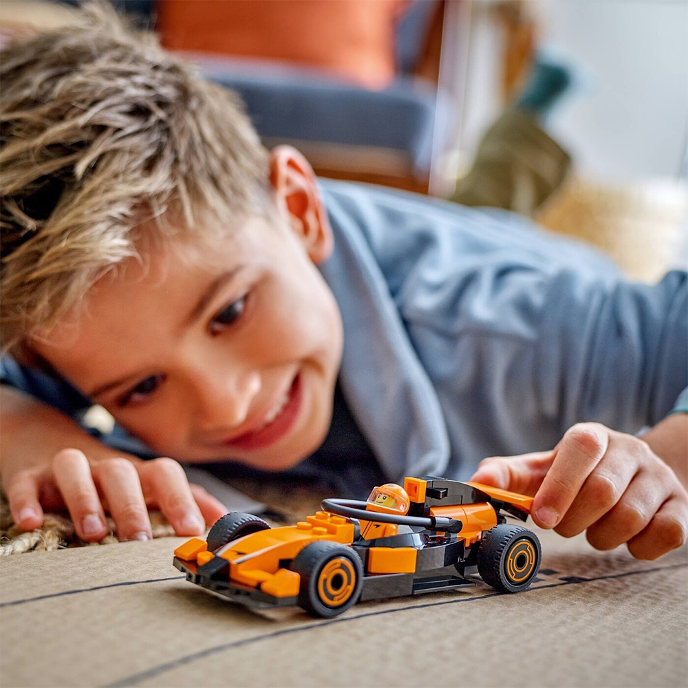 Lego60442 Lego City F1 Driver With McLaren Race Carpapell.gr