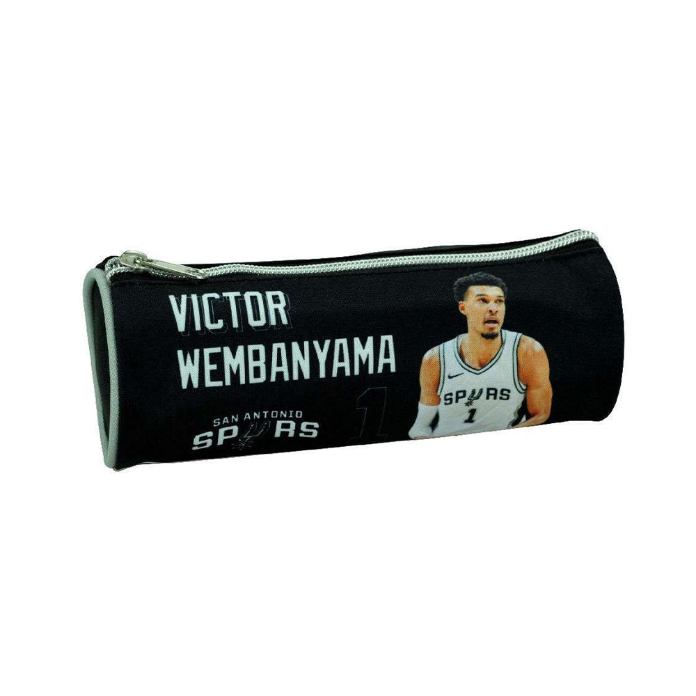 Back Me Up Κασετίνα Βαρελάκι NBA San Antonio Spurs Victor Wembnyama 21x7.5εκ