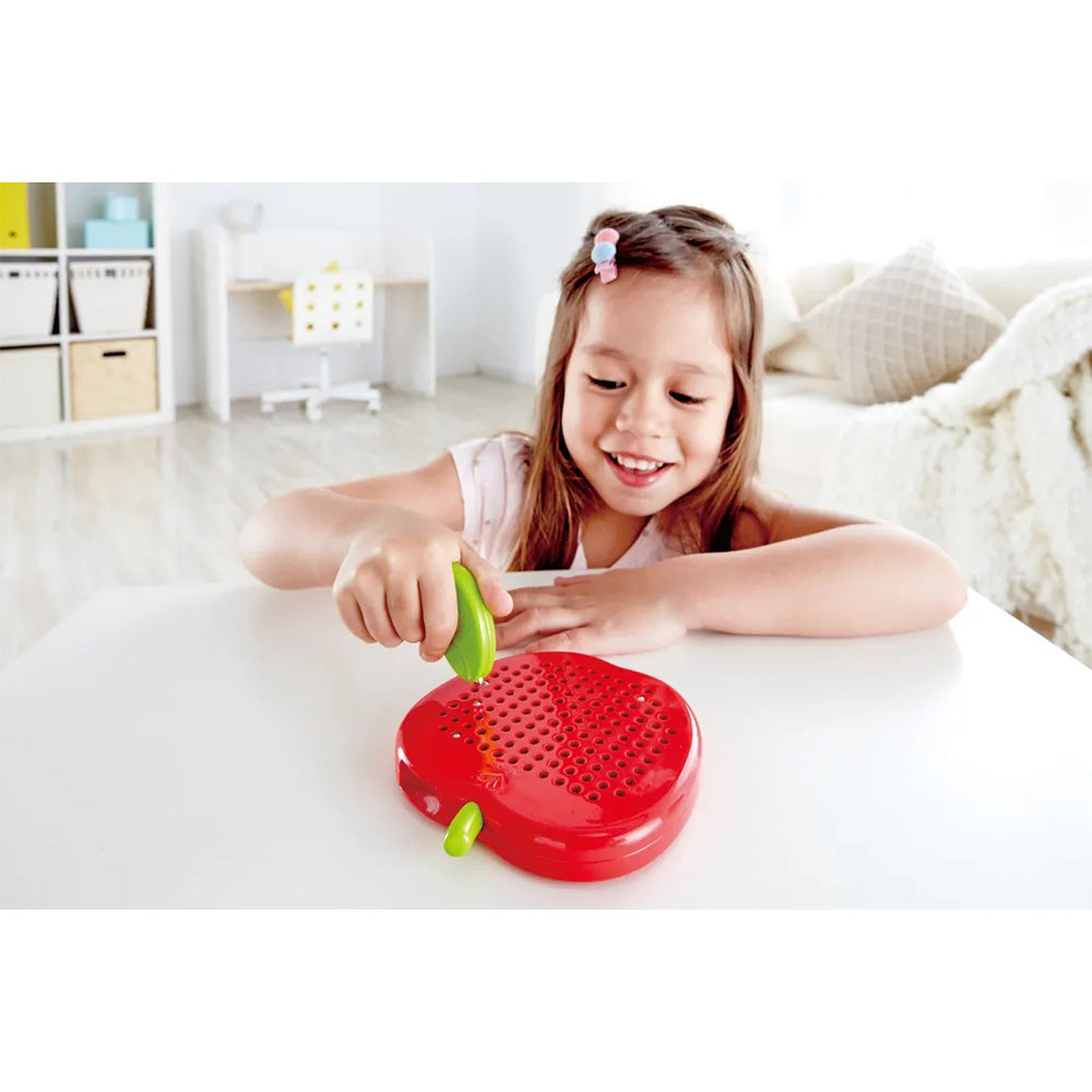 Hape Μαγνητικό Πάνελ–Μήλο Mε Μαγνητικό Στυλό & Μπίλιες 