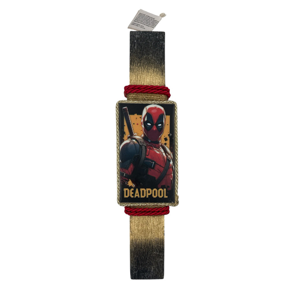 PapellΛαμπάδα Χειροποίητη Πλακέ Αρωματική Deadpool Σε Καδράκι Χρυσό Κορδόνι 26 Εκpapell.gr